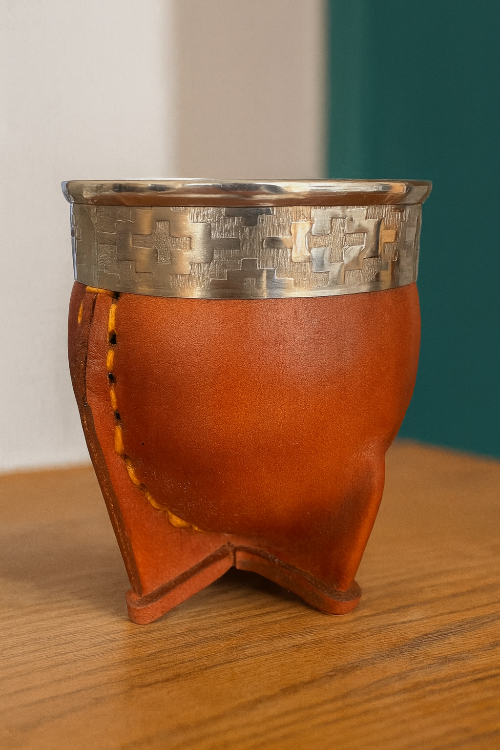 Mate Becher auf Tisch mit Hintergrund